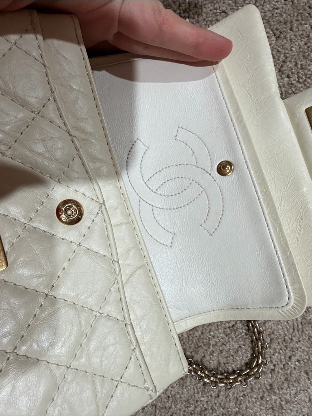 CHANEL Aged Calfskin Quilted 2.55 Reissue 224 Flap Ivory - Picture 9 of 16